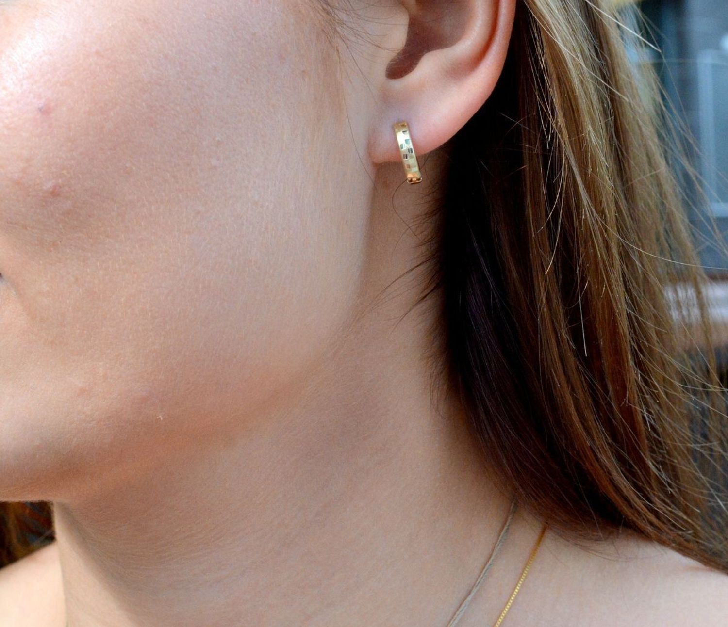 Złote kolczyki wiszące klasyczne próby 333 KL 5213A 333. Na prezent. Klasyczne kolczyki. Niezwykle urokliwa biżuteria ozdobiona żłobieniami z matowym akcentem. Geometryczne kolczyki. Delikatna biżuteria..jpg